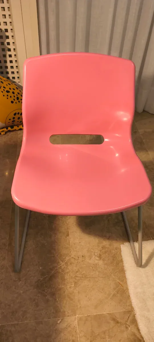 Silla Ikea rosa de plástico