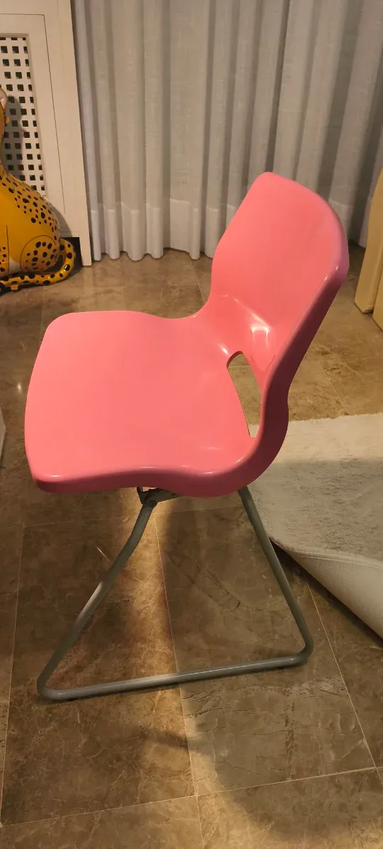 Silla Ikea rosa de plástico