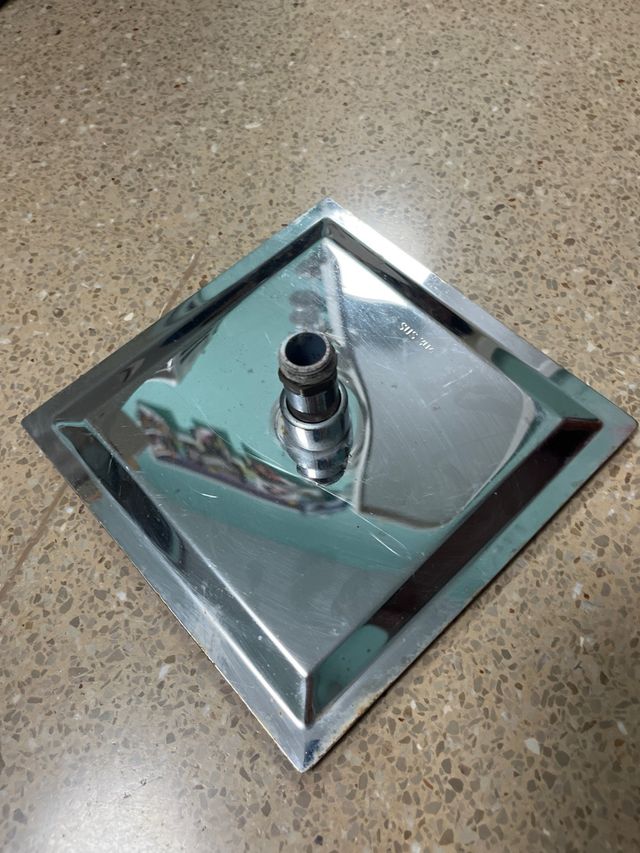 Ducha moderna plateada