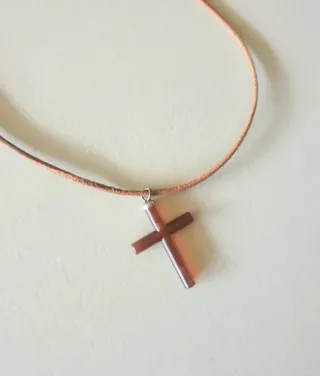 Collar con colgante de cruz