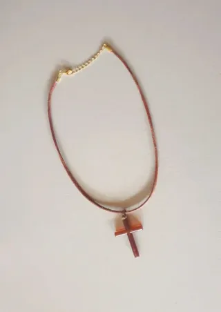 Collar con colgante de cruz