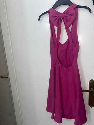 Vestido rosa corto con lazo en espalda