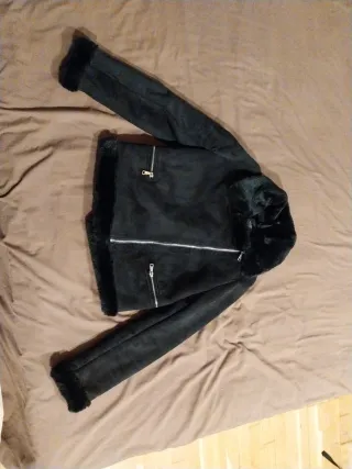 Chaqueta negra con pelo
