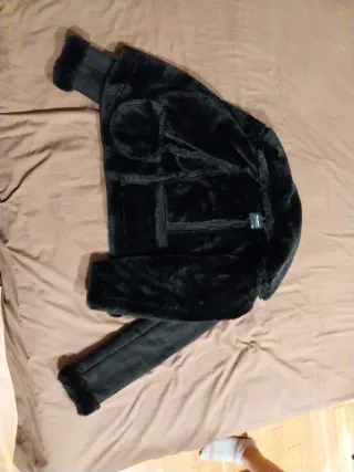 Chaqueta negra con pelo