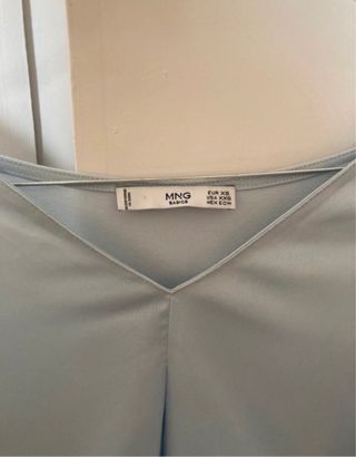 Blusa azul satinada Mango