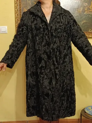 Abrigo negro garra de astracán