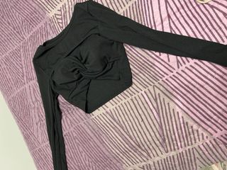 Top negro manga larga con nudo