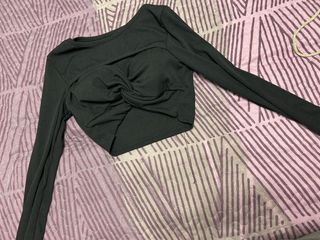 Top negro manga larga con nudo