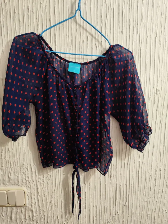 Blusa transparente lunares azul y rojo