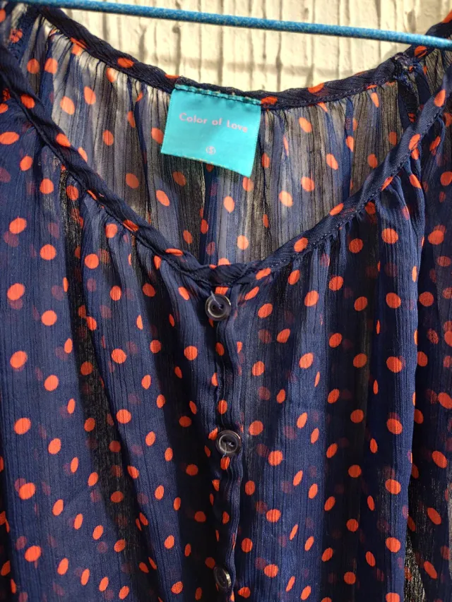 Blusa transparente lunares azul y rojo