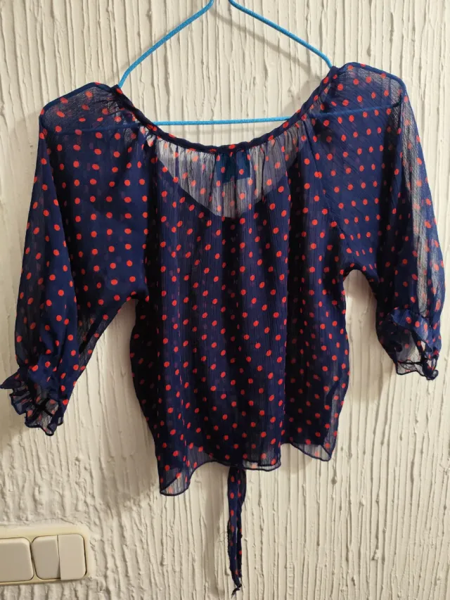 Blusa transparente lunares azul y rojo