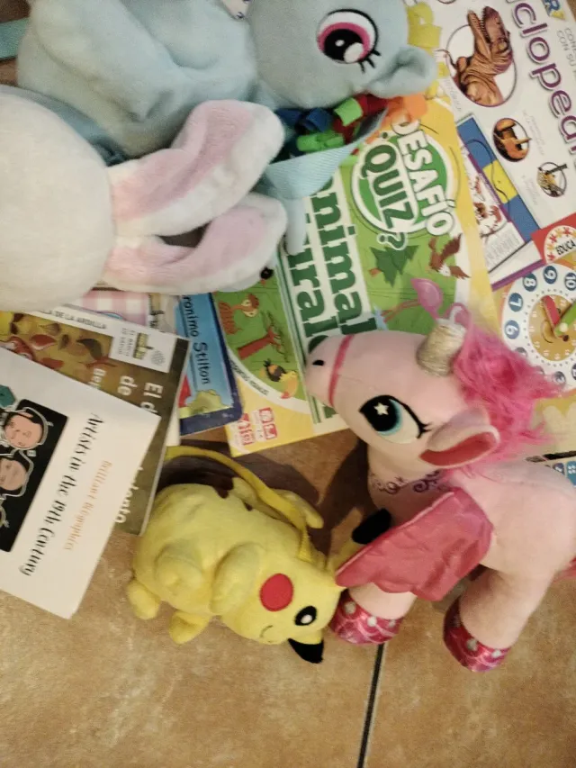 Lote Juguetes Peluches y Enciclopedia