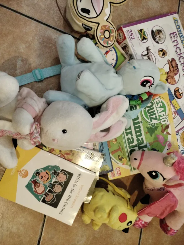 Lote Juguetes Peluches y Enciclopedia