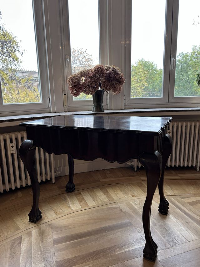 Tavolo in legno scuro stile classico