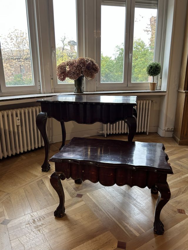 Tavolo in legno scuro stile classico