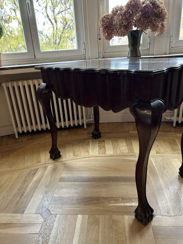 Tavolo in legno scuro stile classico