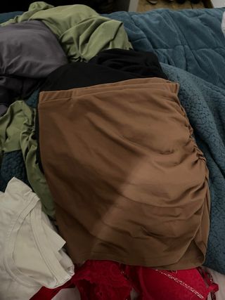 Falda marrón con fruncido