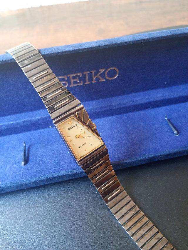 Reloj Seiko Cuarzo Dorado y Plateado