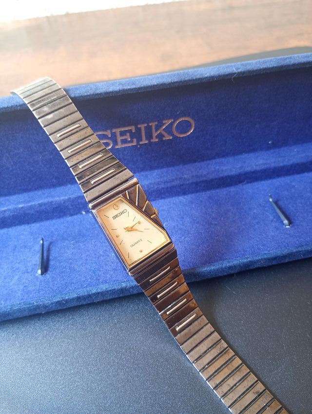 Reloj Seiko Cuarzo Dorado y Plateado
