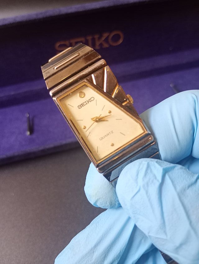 Reloj Seiko Cuarzo Dorado y Plateado
