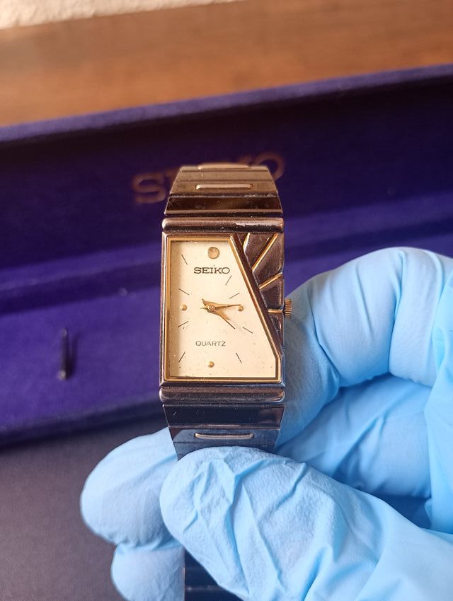 Reloj Seiko Cuarzo Dorado y Plateado