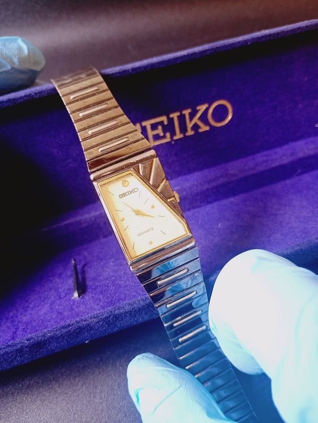 Reloj Seiko Cuarzo Dorado y Plateado