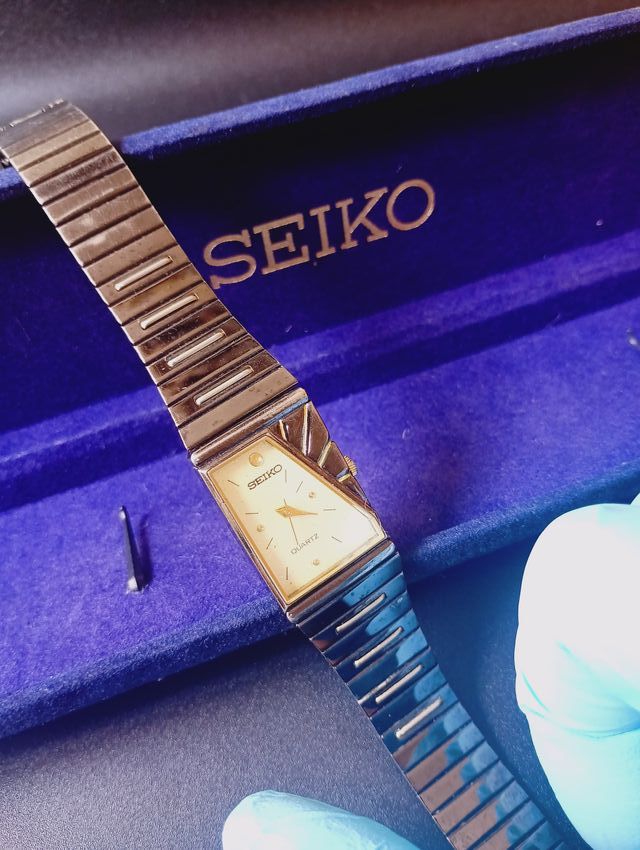 Reloj Seiko Cuarzo Dorado y Plateado