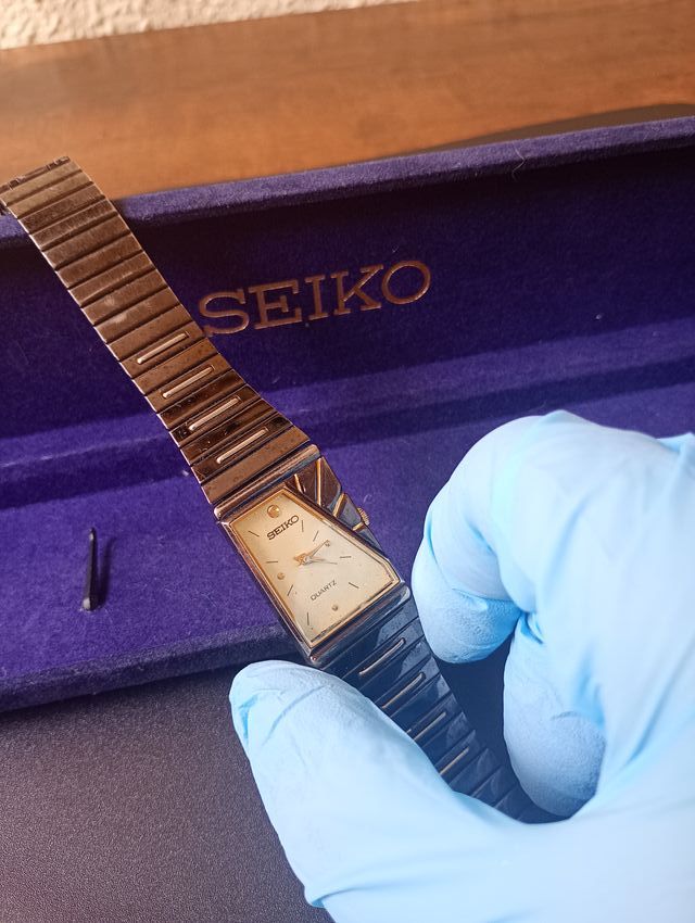 Reloj Seiko Cuarzo Dorado y Plateado