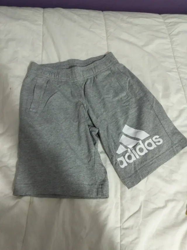 Pantalón corto Adidas gris