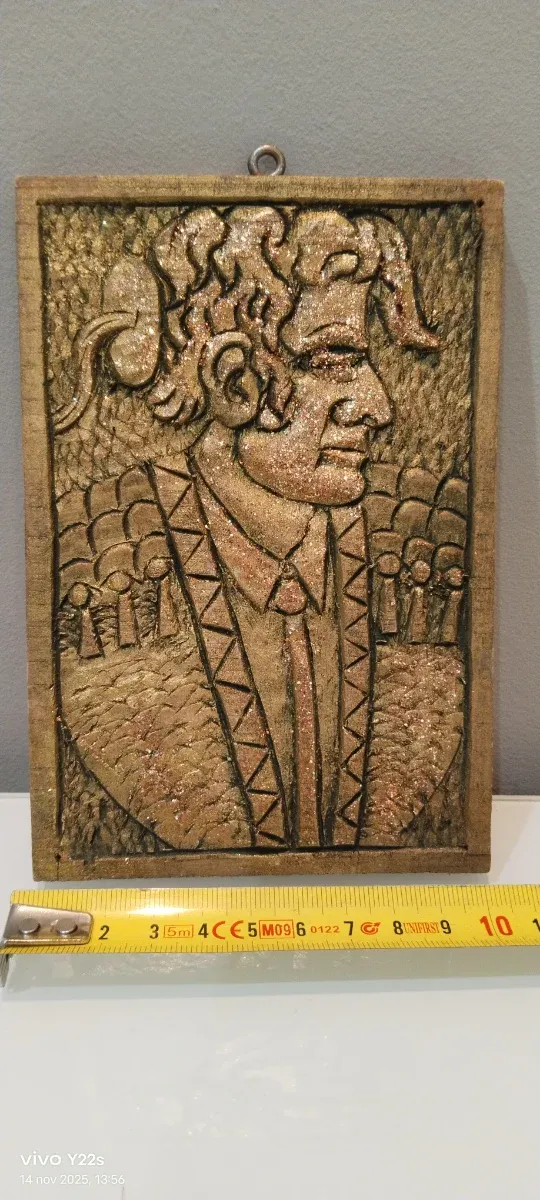 Placa de madera tallada relieve hombre