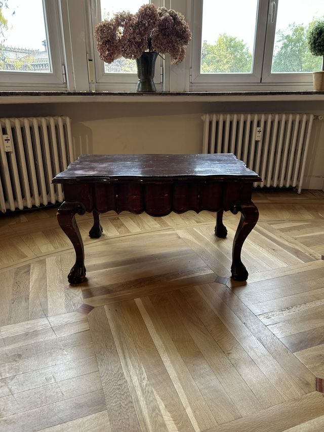 Tavolino in legno scuro