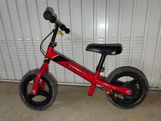 Bicicleta de equilibrio roja