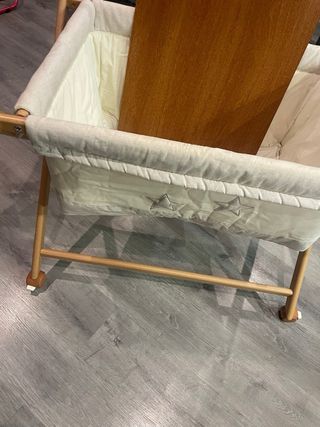 Cuna moisés con estrellas