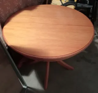 Mesa redonda y 4 sillas