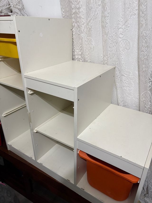 Estante modular Ikea branca e laranja