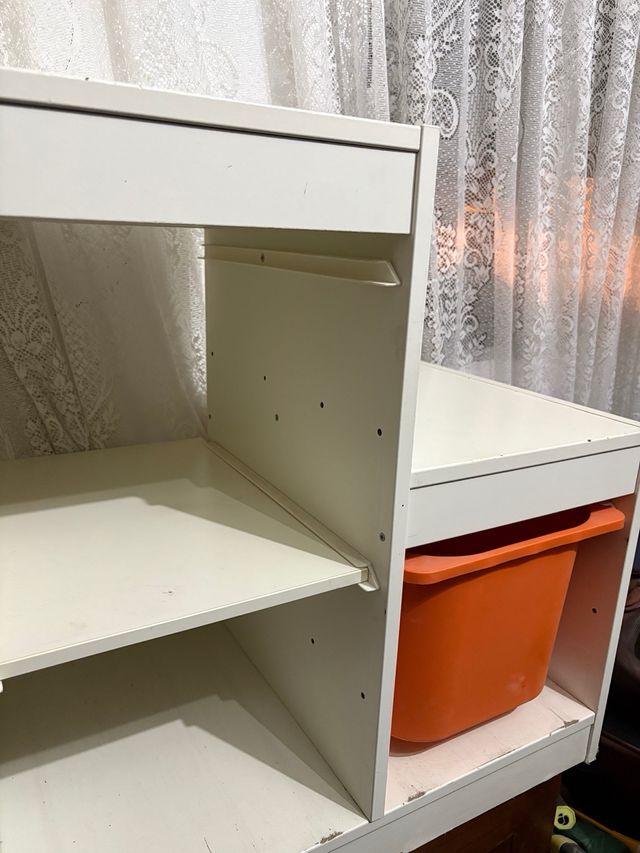 Estante modular Ikea branca e laranja