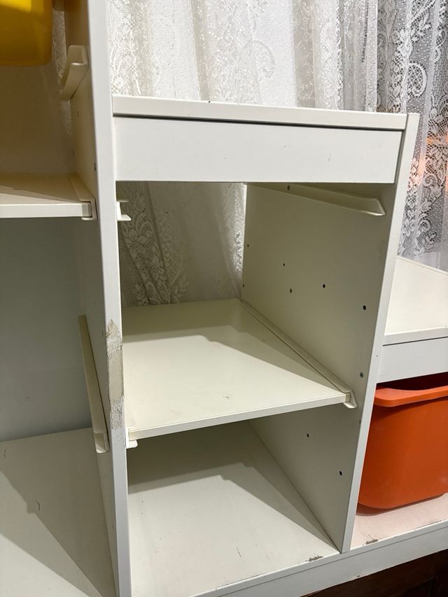 Estante modular Ikea branca e laranja