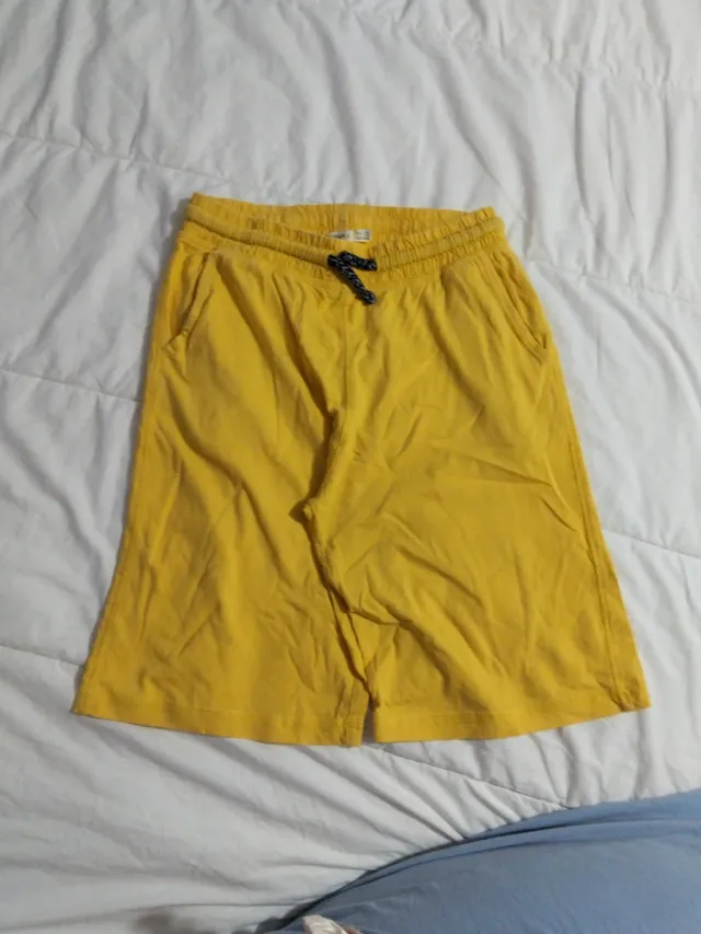 Pantalón corto amarillo