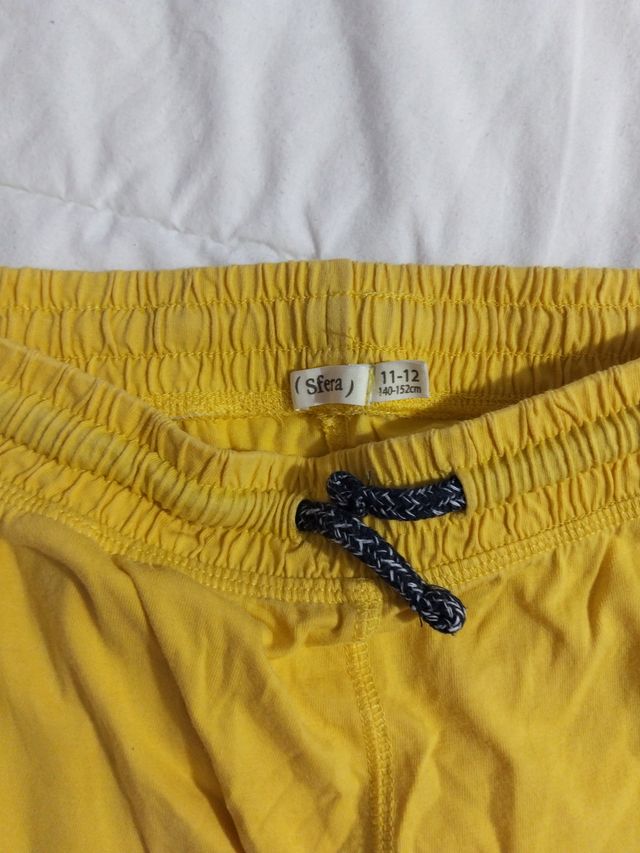 Pantalón corto amarillo