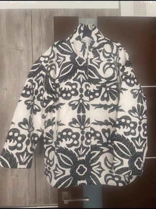Chaquetón acolchado oversize estampado de Zara