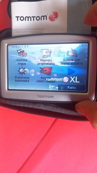 Navigatore TomTom XL con caricatore auto