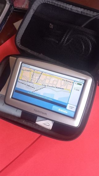 Navigatore TomTom XL con caricatore auto