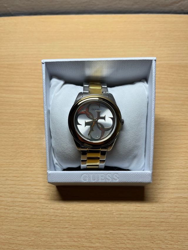 Reloj Guess bicolor dorado y plateado