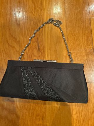 Cartera de fiesta negra con cadena plateada