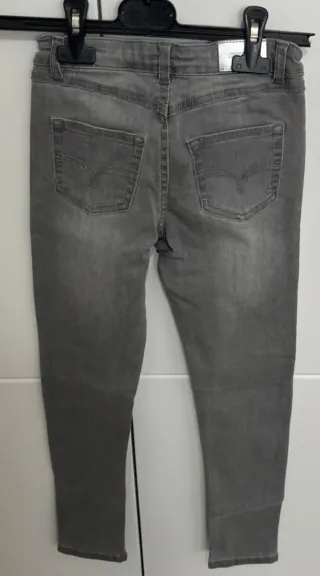 Pantalón INFANTIL vaquero gris sin usar PARA 8 AÑO
