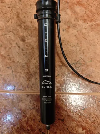 Tija telescópica Fox 31.6mm con sillín