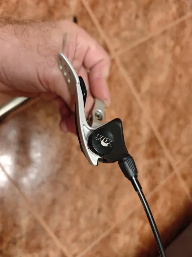 Tija telescópica Fox 31.6mm con sillín