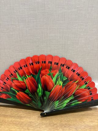Abanico de colección con tulipanes rojos