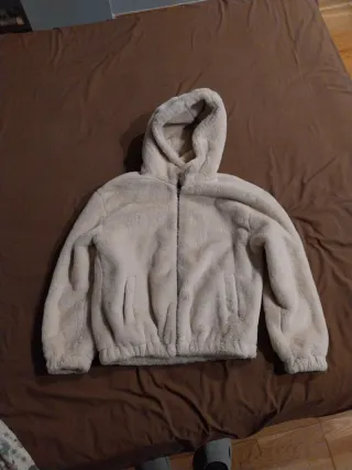 Chaqueta beige con capucha