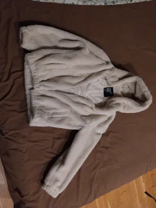 Chaqueta beige con capucha